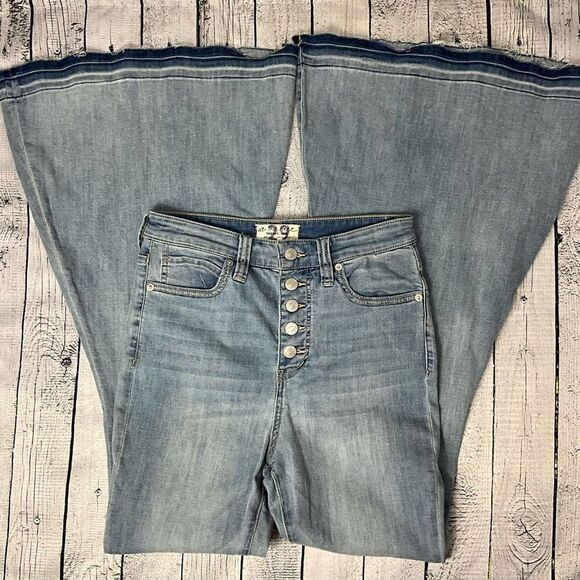 WE THE FREE High Rise Button Fly Flare Jeans - Picture 1 of 7